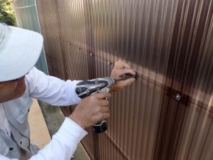 波板ポリカをビスで固定