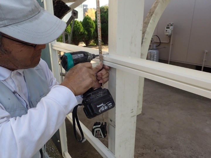 ビスで下穴を設置