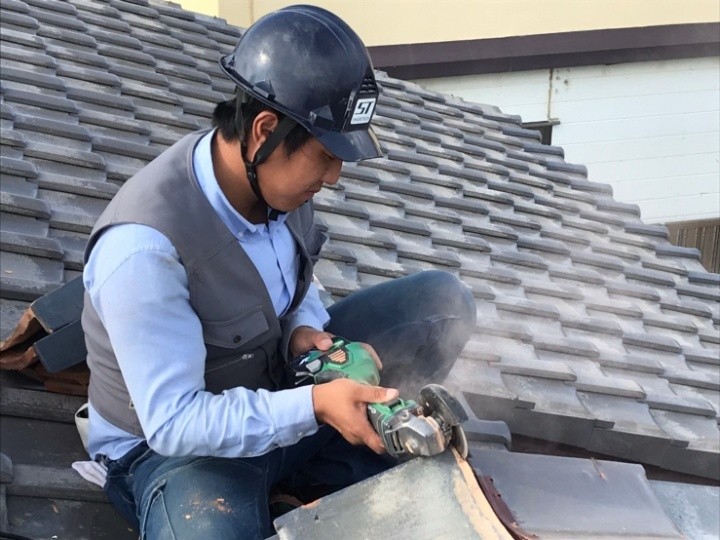 瓦は少しずつ微調整を加えながら加工