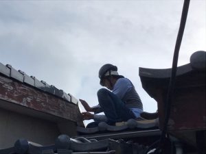 瓦屋根の葺き直し工事作業