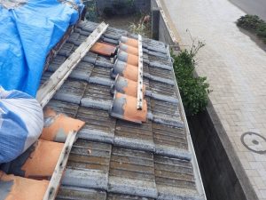 屋根の破損状況を点検