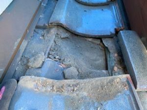 瓦の下には浜の海砂が堆積