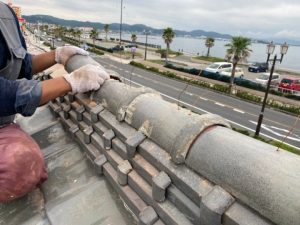 瓦の積み上げ作業