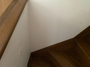 階段の手摺取り付け箇所を点検調査