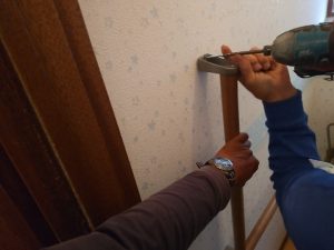 トイレ手摺り取り付け