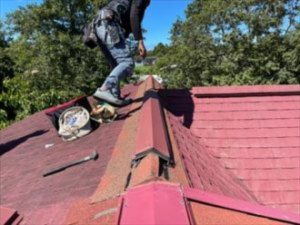 新規の換気棟板金を設置する作業工程