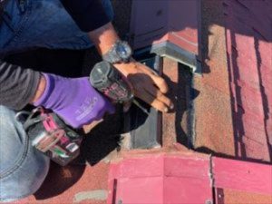 新規の換気棟板金を設置