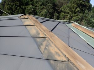 台風被害で飛散した棟板金