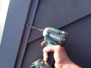 棟板金をビスで固定