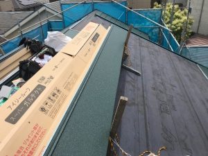 屋根材スーパーガルテクトを敷設