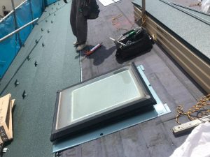 屋根材スーパーガルテクトを敷設する施工風景