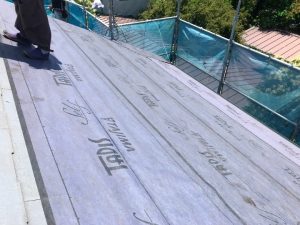 防水紙（ルーフィング）を敷設する作業工程