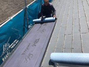 防水紙（ルーフィング）を敷設