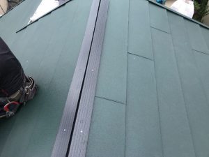 「棟板金」を設置