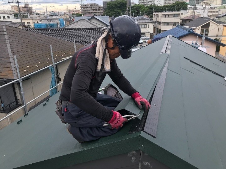 「棟板金と樹脂製木材（貫板）」を設置