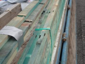 瓦桟の設置の作業風景