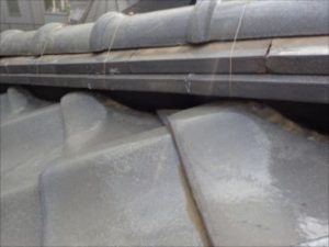 瓦を元に戻していく作業風景