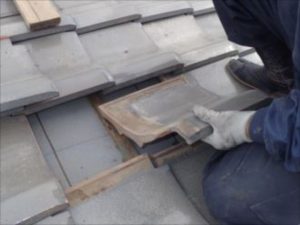 瓦を元に戻していく作業