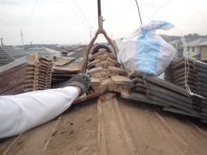 屋根葺き直し工事の施工風景