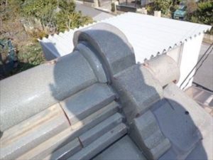 屋根葺き直し工事が完工した住宅