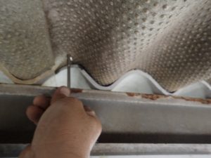 加工した新規のスレート屋根を設置する作業風景