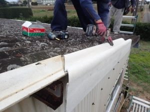 新規のスレート屋根を取り付ける作業