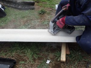 新規のスレートを専用工具で加工