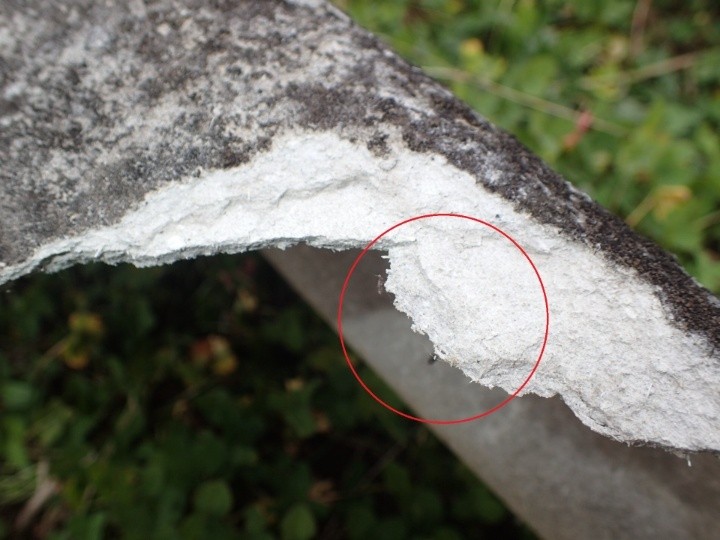 アスベストを含む大波スレートを使用していることが判明