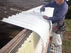 新規のスレートを専用工具で加工して設置