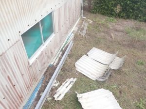 落下した屋根の一部
