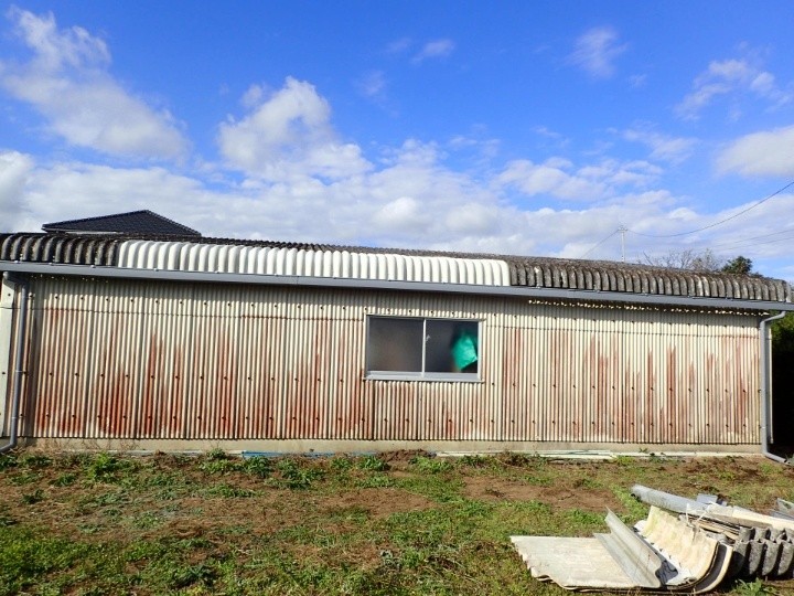 台風被害で飛散した倉庫の屋根（大波スレート）に補修工事が完工