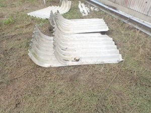 台風で飛散した倉庫の屋根（大波スレート）が落下した状態