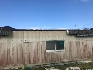 台風で飛散した倉庫の屋根（大波スレート）