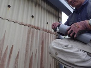 雨樋の資材同士を繋ぐ作業風景