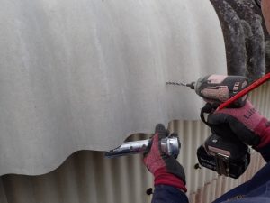 雨樋を設置する作業工程