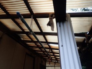 ポリカ屋根の破損状況