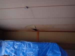 天井板の解体作業