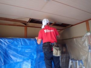 天井板の解体作業の風景