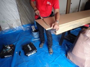 天井材は現場でサイズを合わせて加工