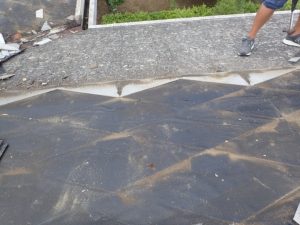 屋根材を「解体・撤去」する作業風景