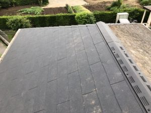 貫板を設置し棟板金を取り付ける作業