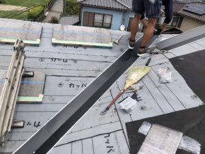 防水紙を敷設し新しい谷板金を取り付け