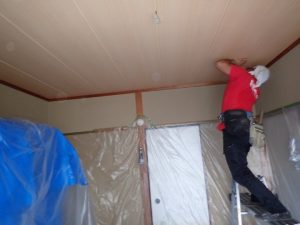 新しい天井を設置する作業風景