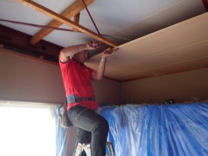 天井を解体する施工風景