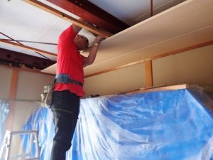 新しい天井の設置作業