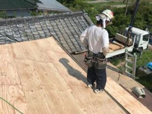 野地ベニヤの設置作業後の状態