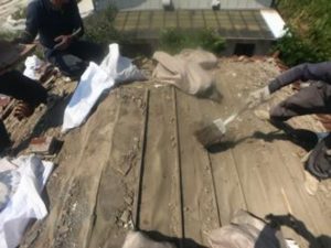 既存の瓦を撤去した後の清掃作業