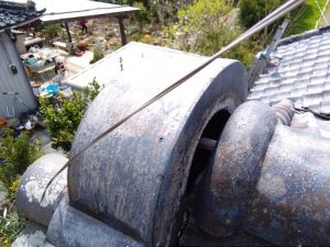 劣化した瓦の状態を点検