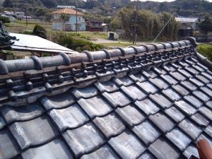 劣化した瓦屋根