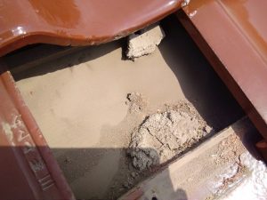 防水紙（アスファルトルーフィング）の劣化した状態